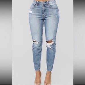 Fashion Nova High Rise Distressed Mom Jeans Size 5 (small)